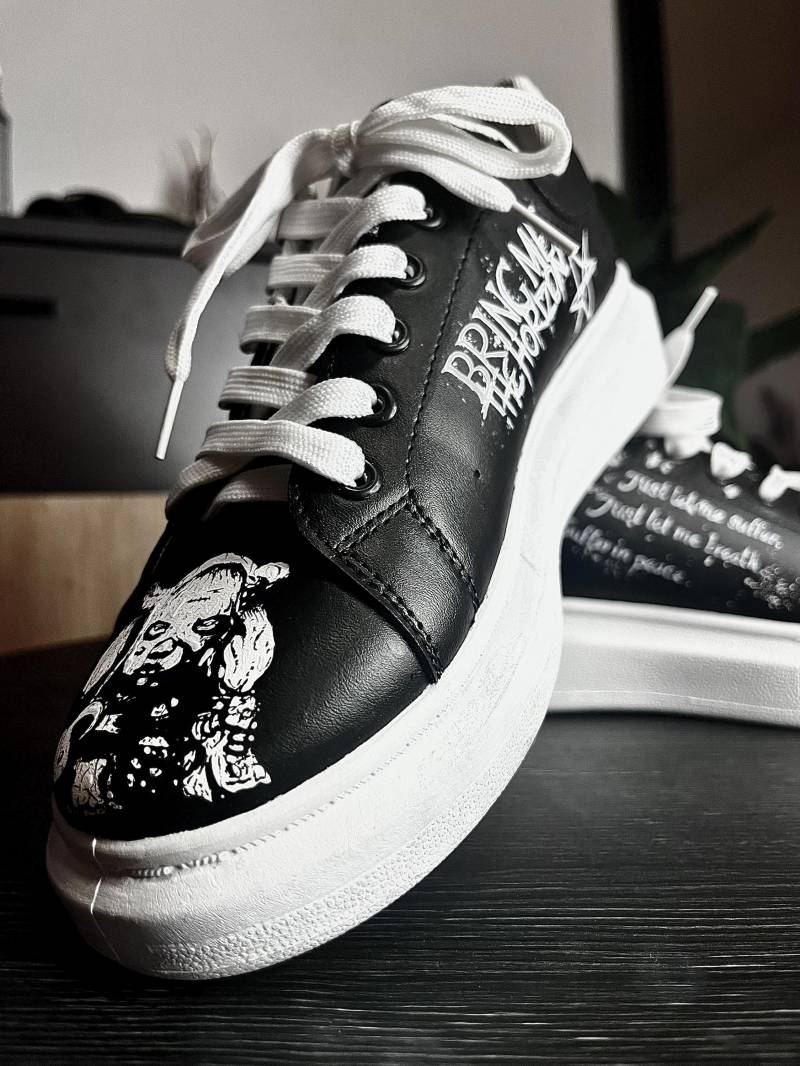 Handbemalte Bmth Tour Inspirierte Benutzerdefinierte Sneakers Handbemalte Bmth Tour Inspirierte Benutzerdefinierte Sneakers von LoudandStyle