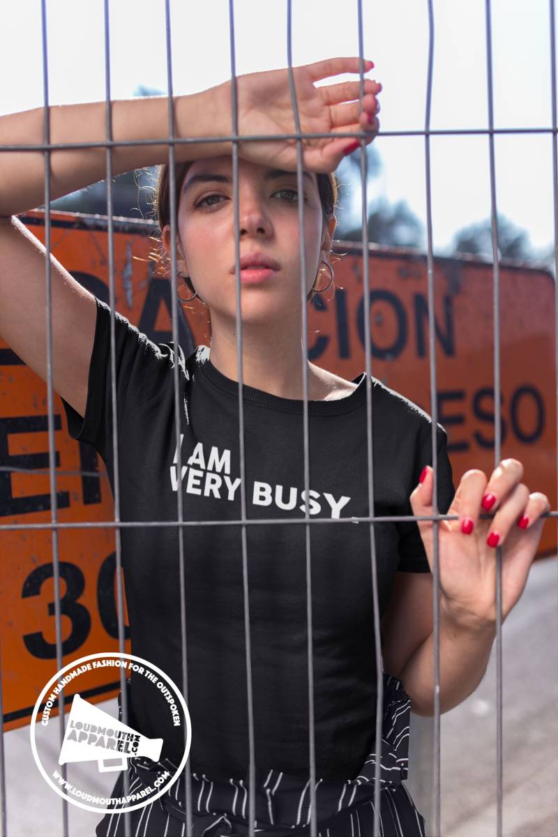 Ich Bin Sehr Beschäftigt Unisex T-Shirt Humor Rebel von LoudmouthApparel