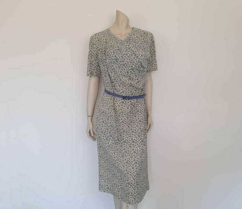1940Er Jahre Stil Grau Und Weiß Florales Wollkleid Mit Drapiertem Oberteil - Medium von LouisaAmeliaJane