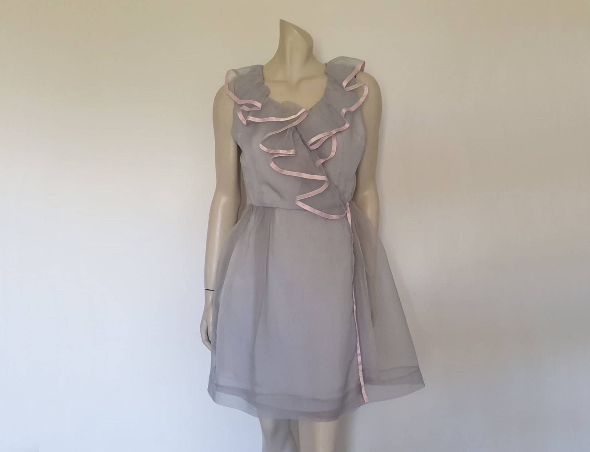 1960S Mauve Graues Rüschen Wickelkleid Von Ron Simons - Oberweite 86 cm von LouisaAmeliaJane