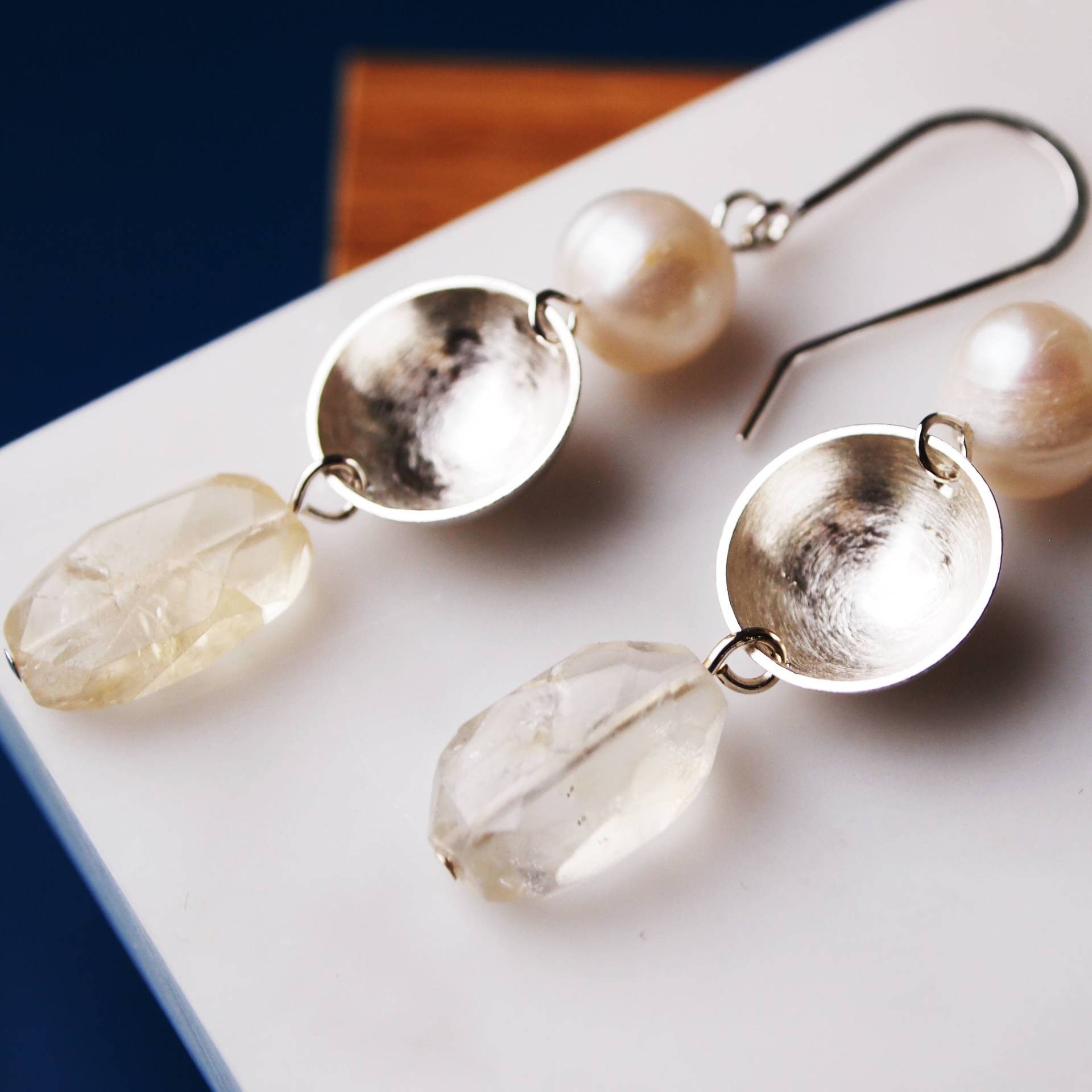 Citrin Und Sterling Ohrringe, Silber, Eco Handgemacht, Minimal Tropfen, Geomertic Schmuck, Made in Scotland, To Order, Perle Citrin Und Sterling Ohrringe, Silber, Eco Handgemacht, Minimal Tropfen, Geomertic Schmuck, Made in Scotland, To Order, Perle von LouiseBuchanDesign