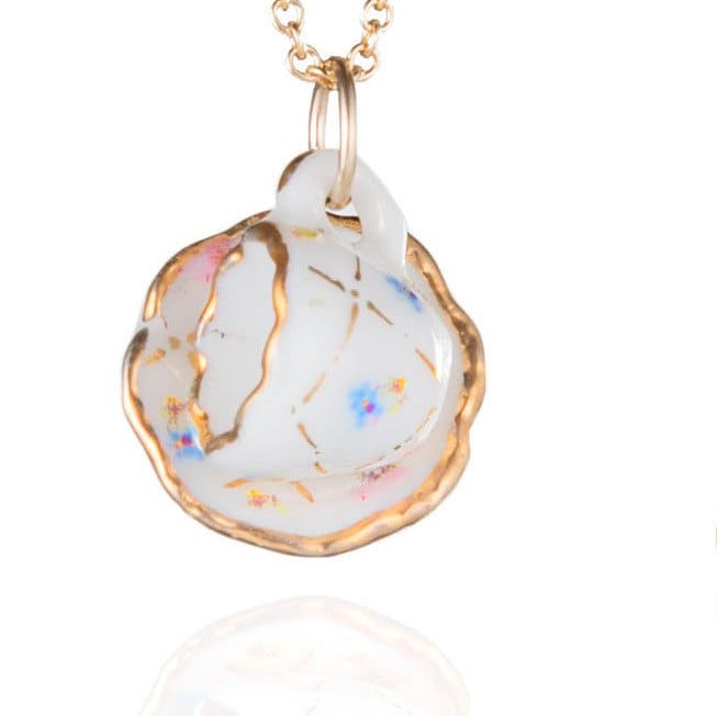 Goldgitter-Halskette Mit Tasse Und Untertasse, Teetassen-Halskette, Tassen-Halskette, Goldene Teeservice-Schmuck, Jubiläumsfeier-Schmuck Goldgitter-Halskette Mit Tasse Und Untertasse, Teetassen-Halskette, Tassen-Halskette, Goldene Teeservice-Schmuck, Jubiläumsfeier-Schmuck von LouiseBuchanDesign