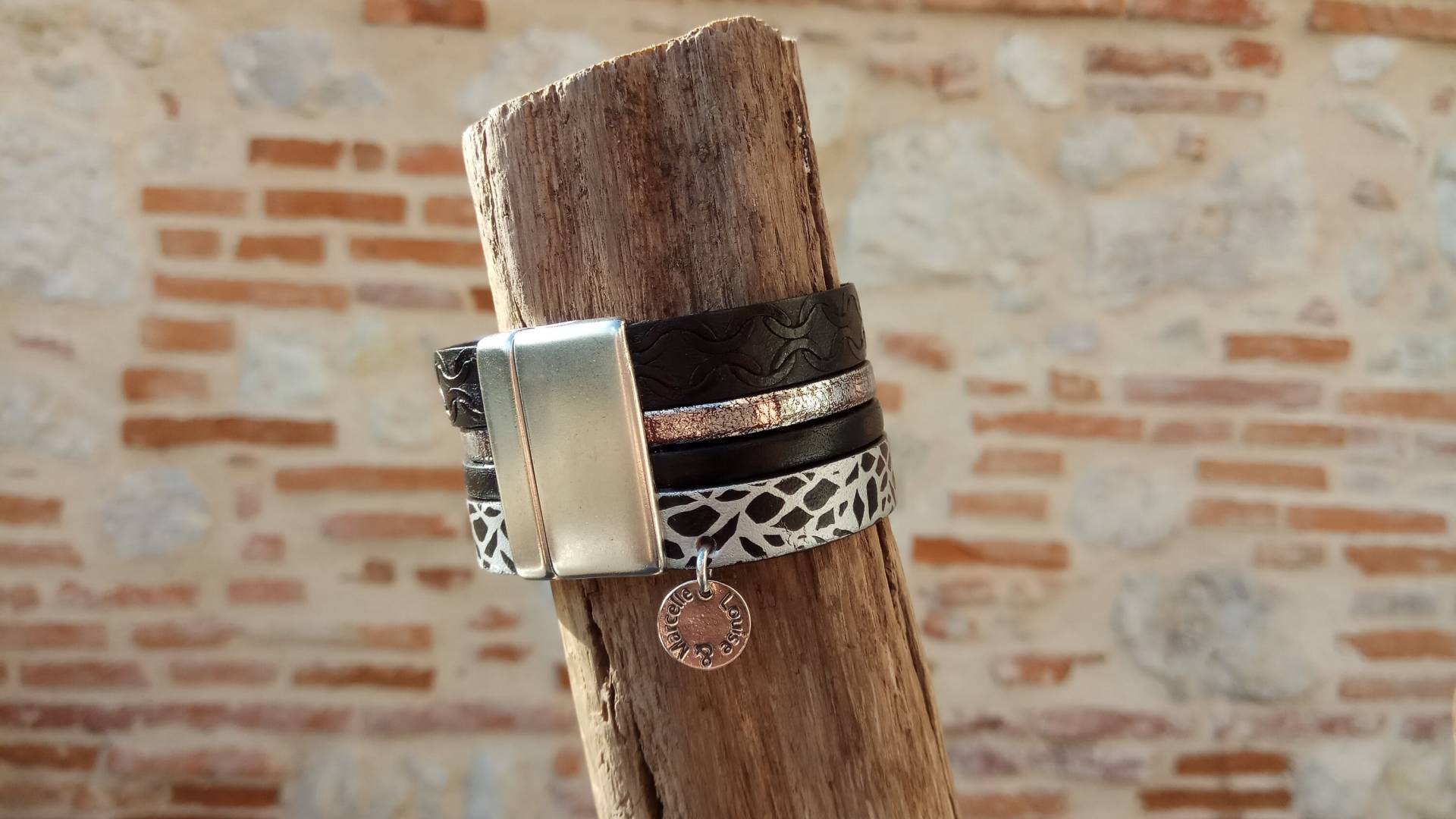Damen-Manschettenarmband Aus Schwarzem Leder Und Schlichtem Silber Mit Mustern, Magnetverschluss Zamak von LouiseEtMarcelle