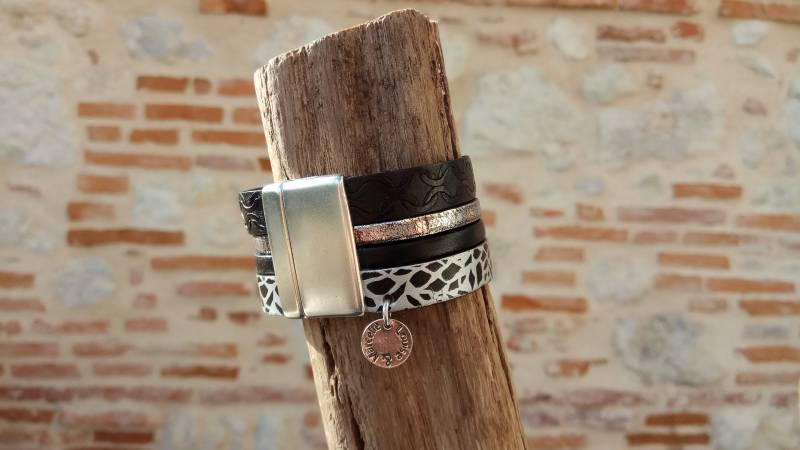 Damen-Manschettenarmband Aus Schwarzem Leder Und Schlichtem Silber Mit Mustern, Magnetverschluss Zamak Damen-Manschettenarmband Aus Schwarzem Leder Und Schlichtem Silber Mit Mustern, Magnetverschluss Zamak von LouiseEtMarcelle