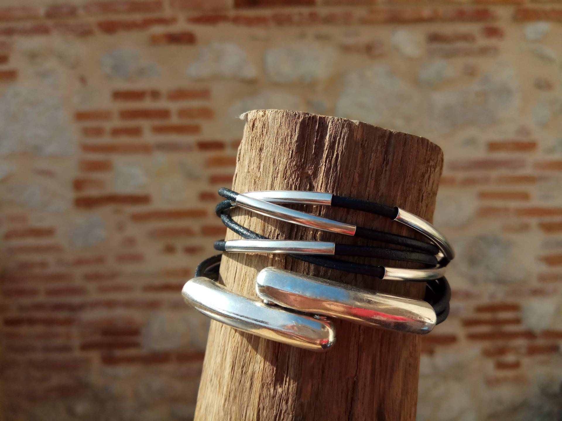 Damen Multiturnarmband Aus Marineblauem Leder Und Silbernen Metallröhren, Silberner Runder Magnetverschluss/Wickellederarmband von LouiseEtMarcelle