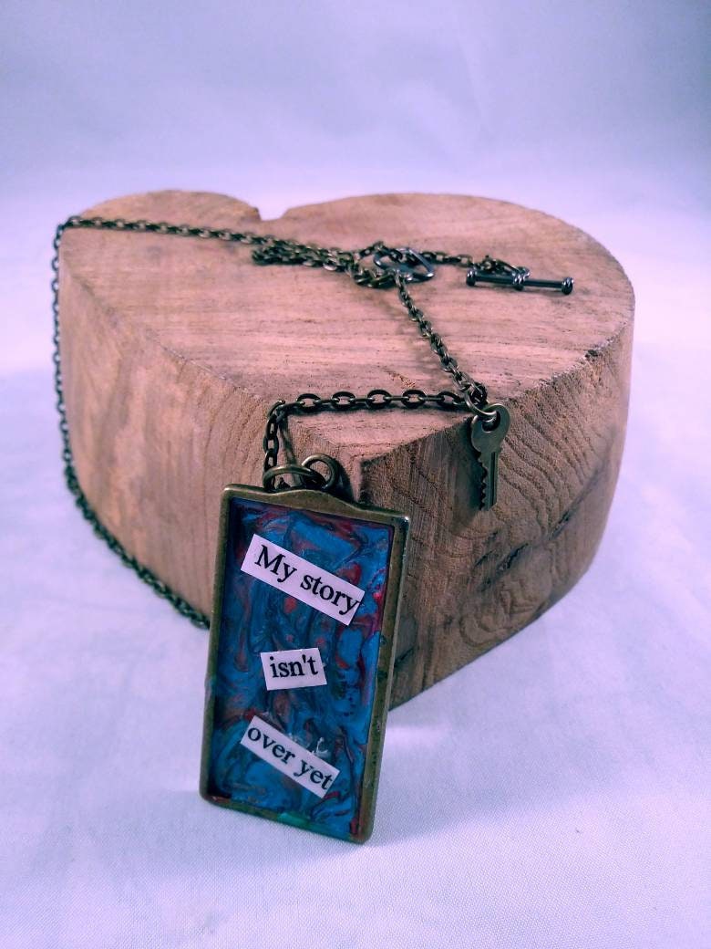 Einzigartige Inspirierende Halskette Aus Hoffnung, Glaube Und Liebe, Zitat Wort Halskette, My Story Isn't Over Yet An Einer 16 Zoll Bronze Kette Einzigartige Inspirierende Halskette Aus Hoffnung, Glaube Und Liebe, Zitat Wort Halskette, My Story Isn't Over Yet An Einer 16 Zoll Bronze Kette von LouiseMarieUK