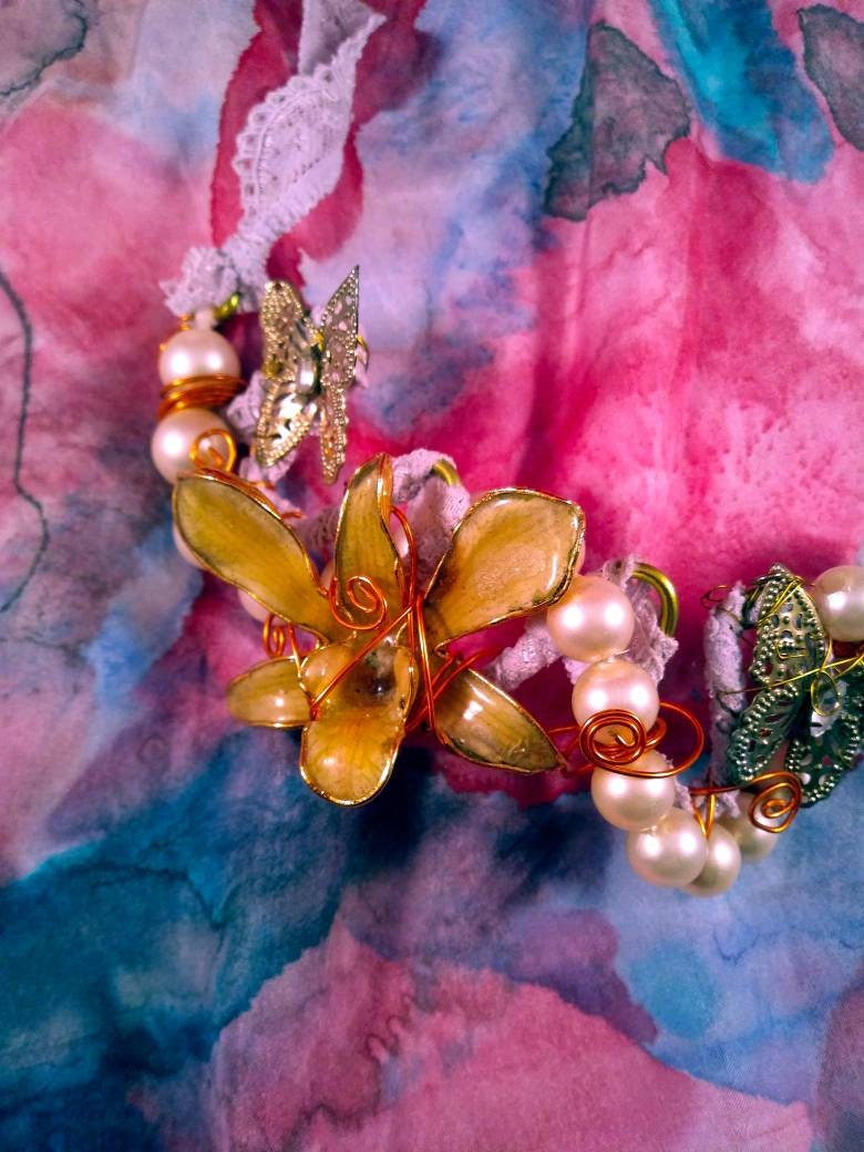 Wunderschöne Statement Halskette, Ensemblage Halskette Blume Mit Schmetterlingen Spitze, Vintage Stil Wunderschöne Statement Halskette, Ensemblage Halskette Blume Mit Schmetterlingen Spitze, Vintage Stil von LouiseMarieUK