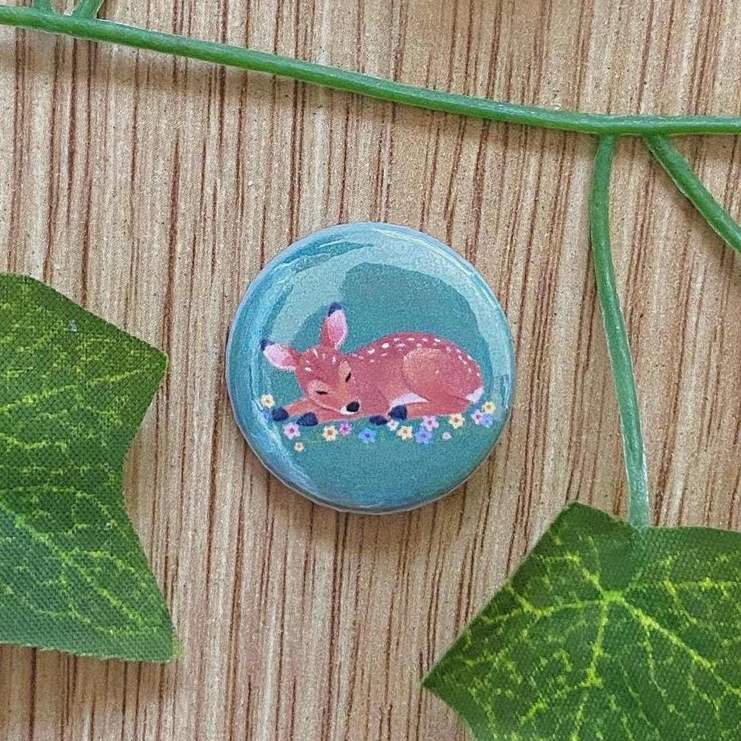 Vintage Sleeping Fawn Deer Button Pin | 25 Mm 1" Pinback Buttons Cottagecore Jewelry von Louisenkind