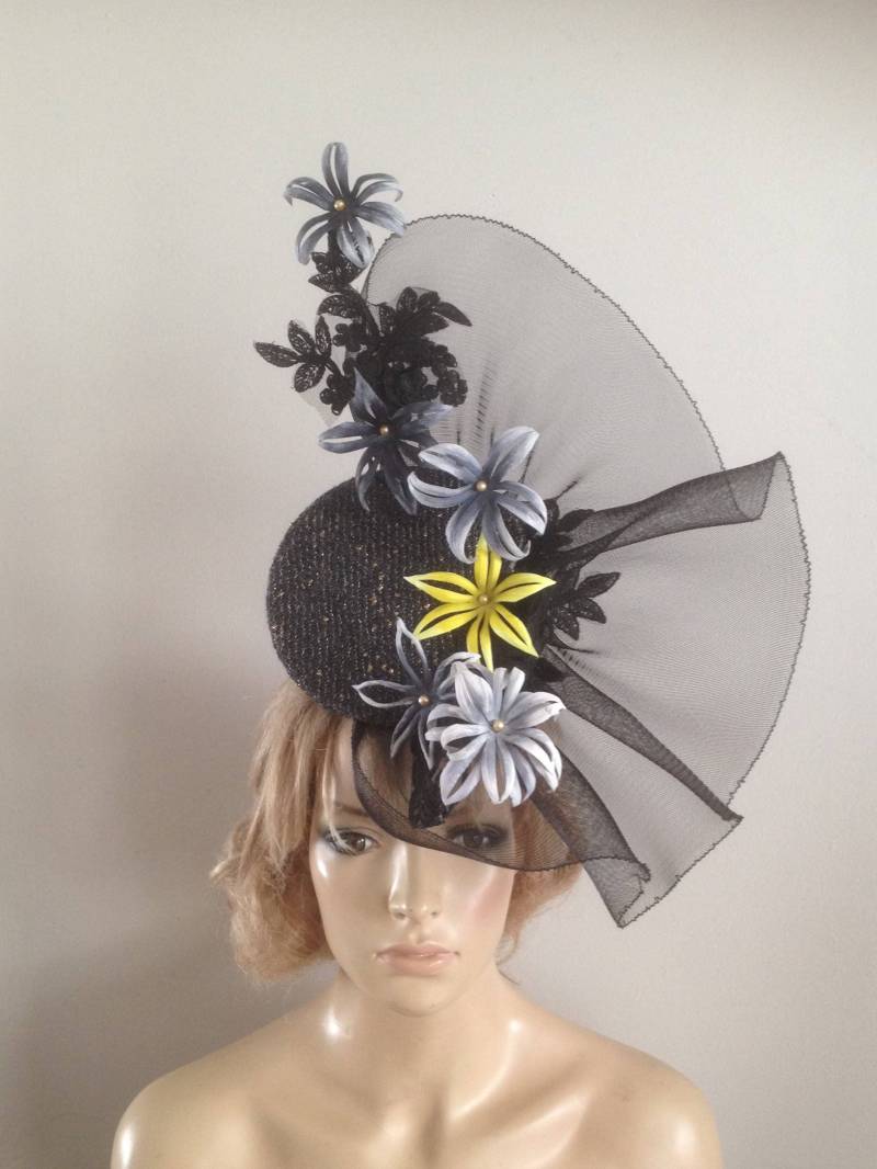 Anthrazitfarbener Tweed-Hut Goldeinschlüsse, Lederblumen von LouizaMillinery