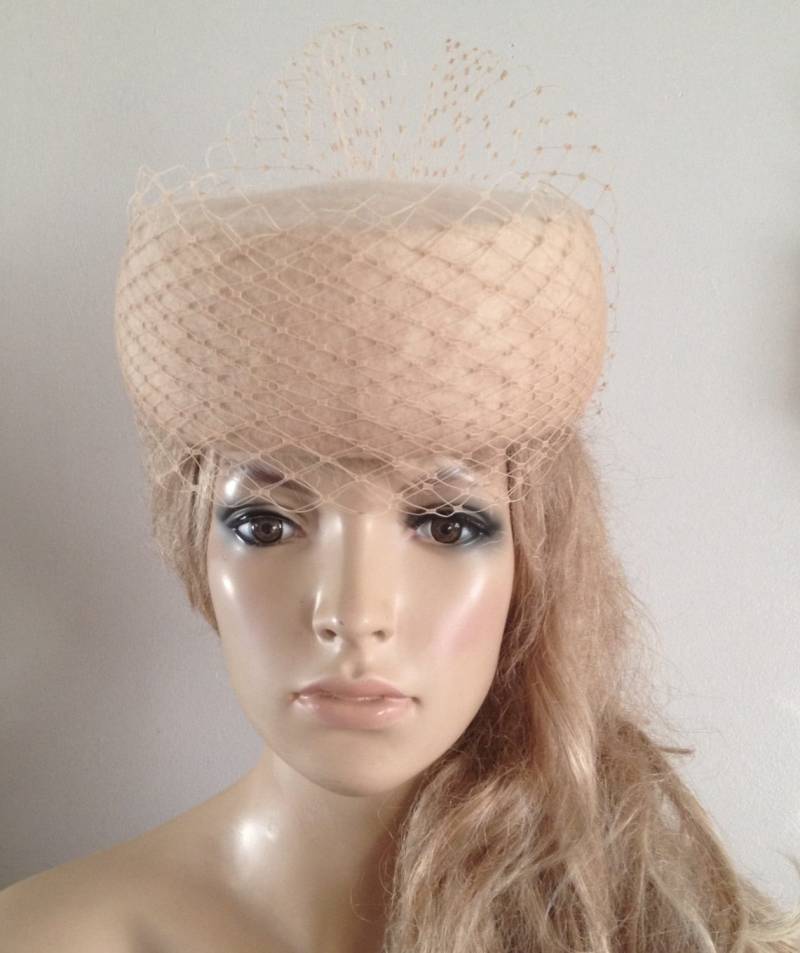 Beige Wollfilz Pillbox Hut Mit Ton-Sur-Ton Merry Widow Schleier von LouizaMillinery