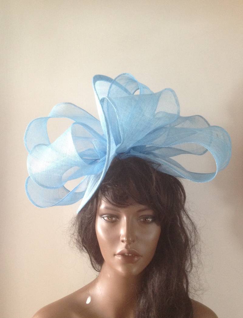 Blassblaue Sinamay Verdrehende Skulptur Mit Stirnbandaufsatz von LouizaMillinery