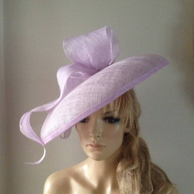 Blasslila Untertasse Mit Gebogener Krempe Und Plastisch Geschnitztem Schleifendetail von LouizaMillinery