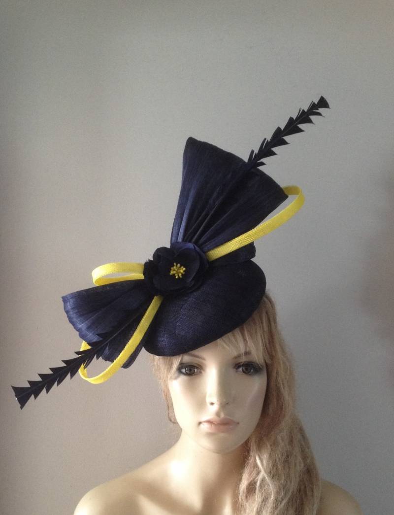 Navy Sinamay Beret Hut Seide Abaca Schleife & Federblumen von LouizaMillinery