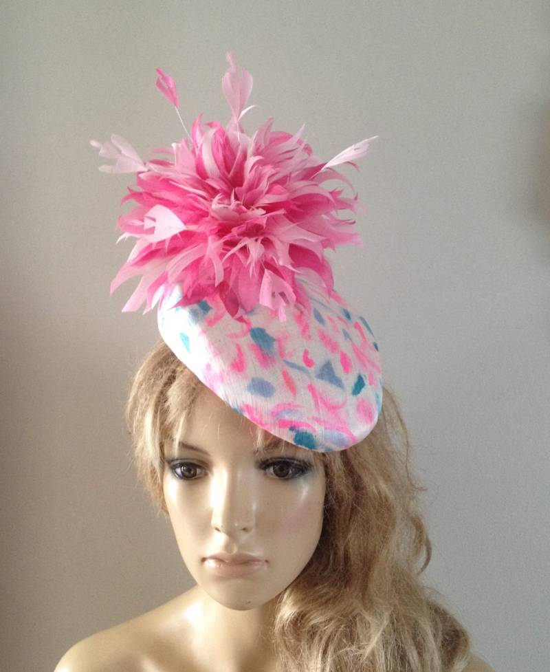 Seide Abaca Perching Hat Pinke Federblume, Elfenbein Pink & Blau von LouizaMillinery