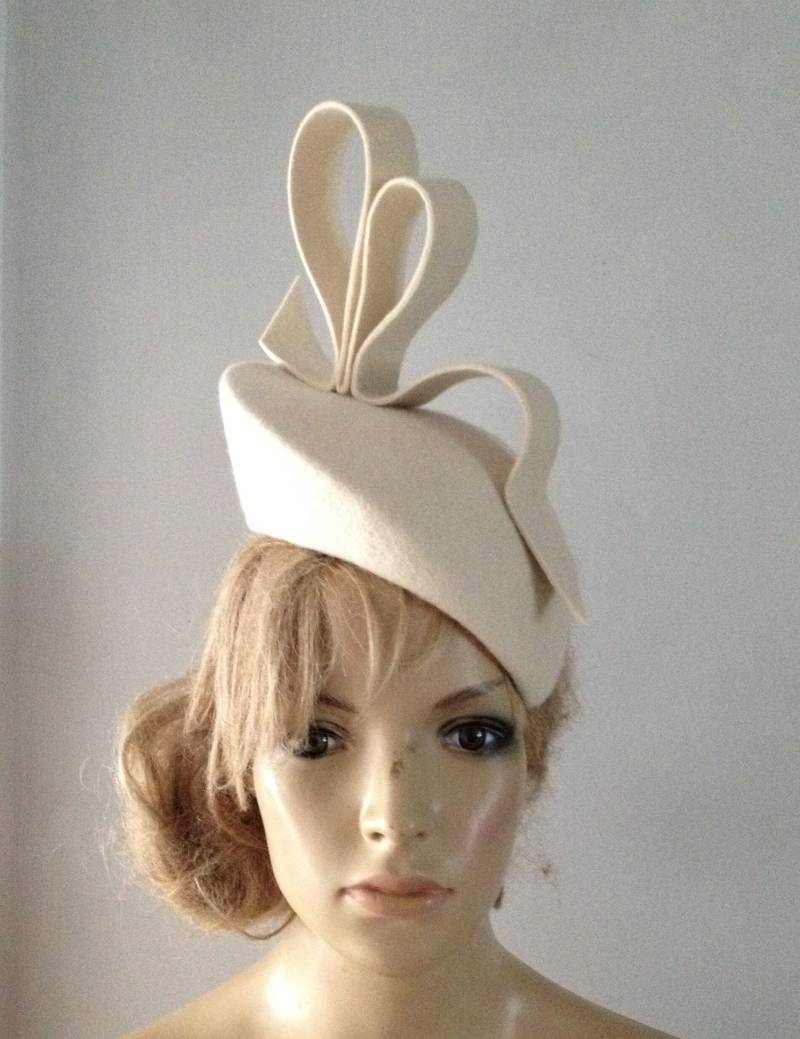 Elfenbeinfarbener Wollfilz-Hut Im Barett-stil Mit Modellierten Schleifen von LouizaMillinery