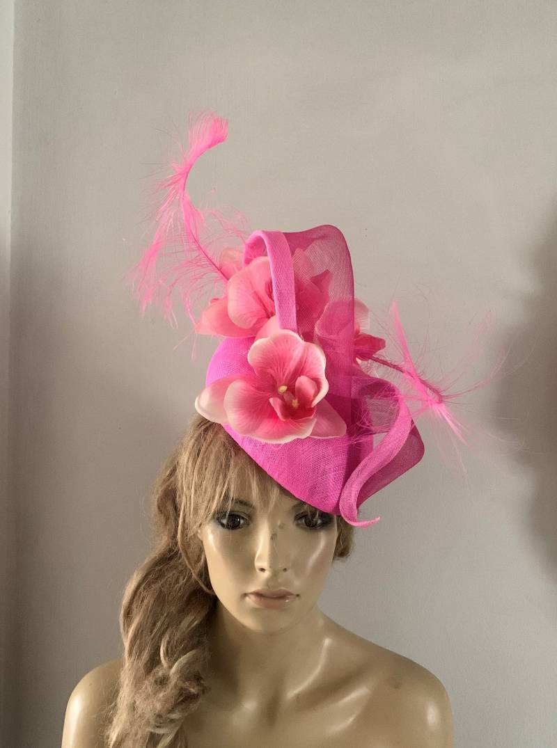Fuchsia Sinamay Beret Hut Pink Crin Skulptur, Seidenorchideen & Straussen Stacheln Fuchsia Sinamay Beret Hut Pink Crin Skulptur, Seidenorchideen & Straussen Stacheln von LouizaMillinery