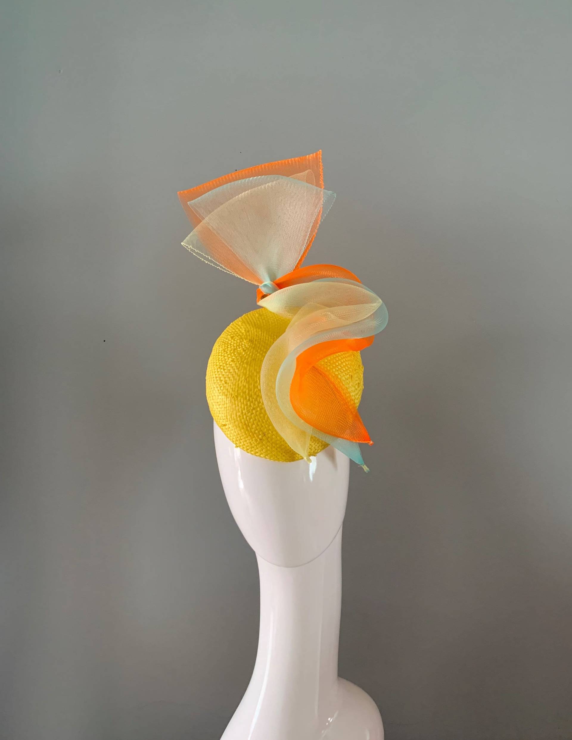 Gelbe Perchingmütze/Fascinator Geschmückt Mit Lemon, Orange Und Blau Pastell Skulptur von LouizaMillinery