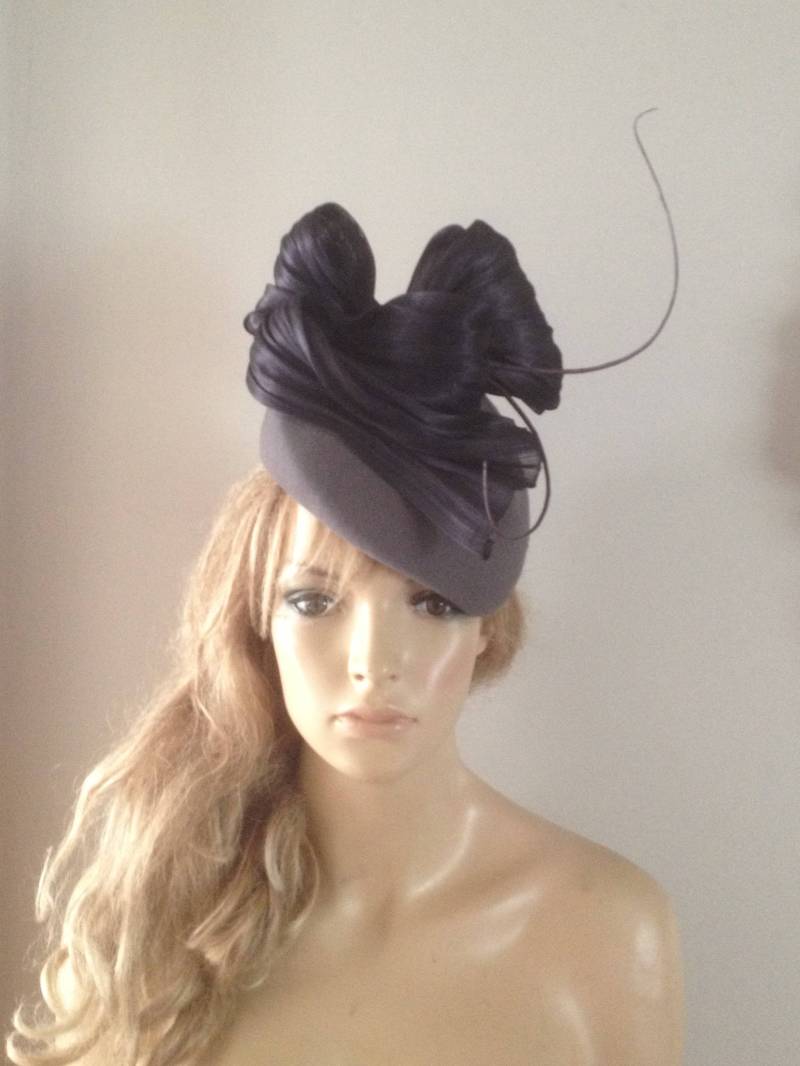 Graue Baskenmütze Aus Wollfilz Schwarze Seiden Skulptur von LouizaMillinery