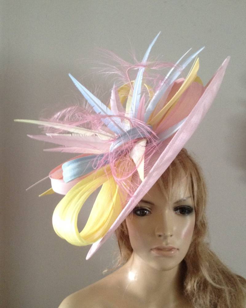 Hell Rosa Saucer Hat Seide Abaca Schleifen & Federn von LouizaMillinery