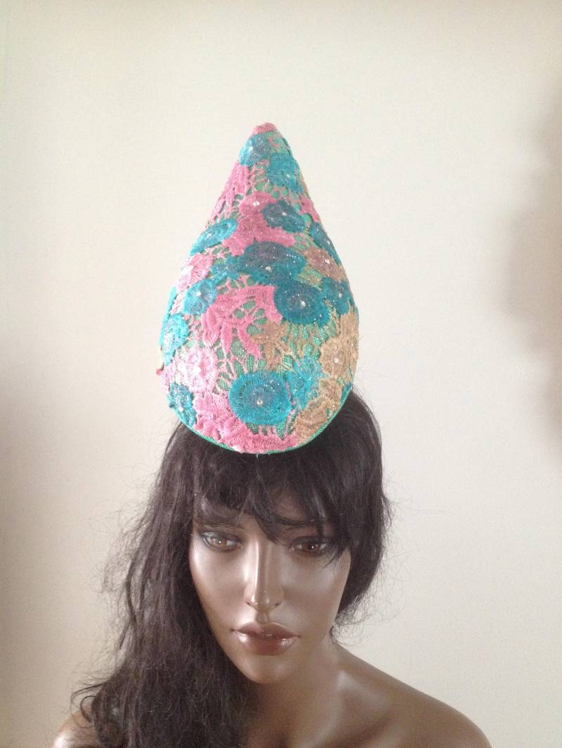 Jade Grüner Sinamay Perching Hat Makramee Spitze & Swarovski Kristalle von LouizaMillinery