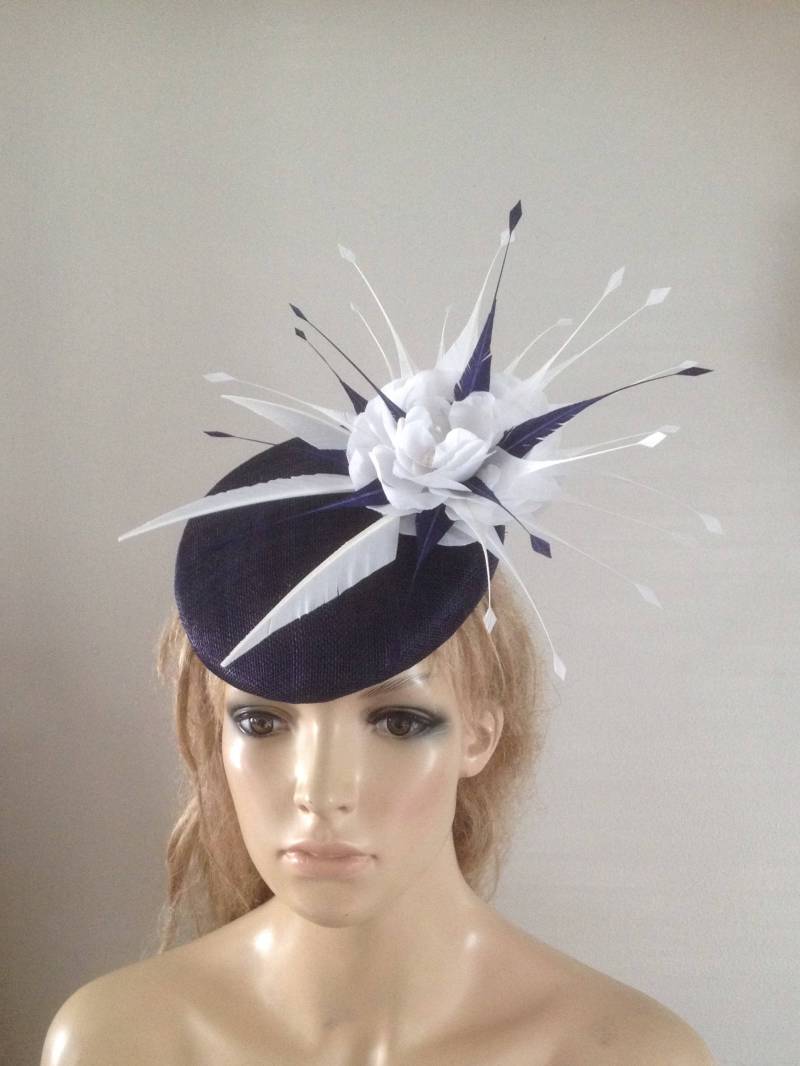 Marine Blau Sinamay Perching Hat Seidenblume & Feder Fascinator von LouizaMillinery