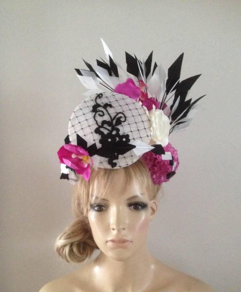 Feder Halo Perching Hat Schwarz & Weiß, Spitzen Applikation, Magenta Blumen von LouizaMillinery