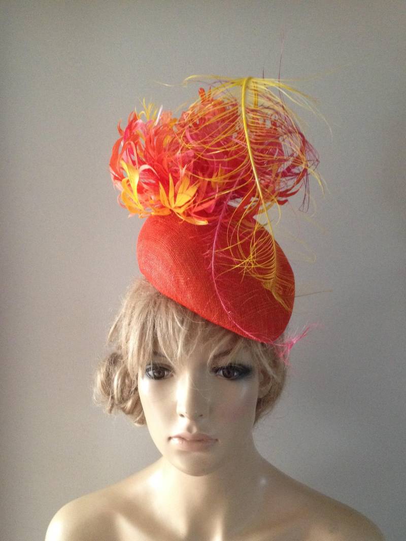 Orange Sinamay Barett Feder Blume & Straußenfedern von LouizaMillinery