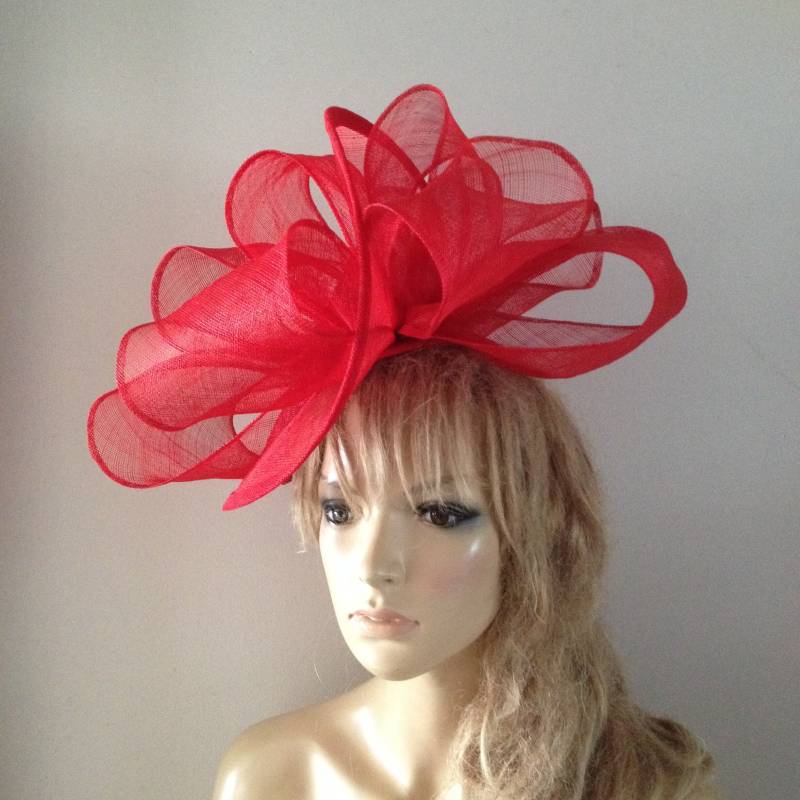 Rote Sinamay Drehende Fascinator Skulptur Mit Stirnband Befestigung von LouizaMillinery