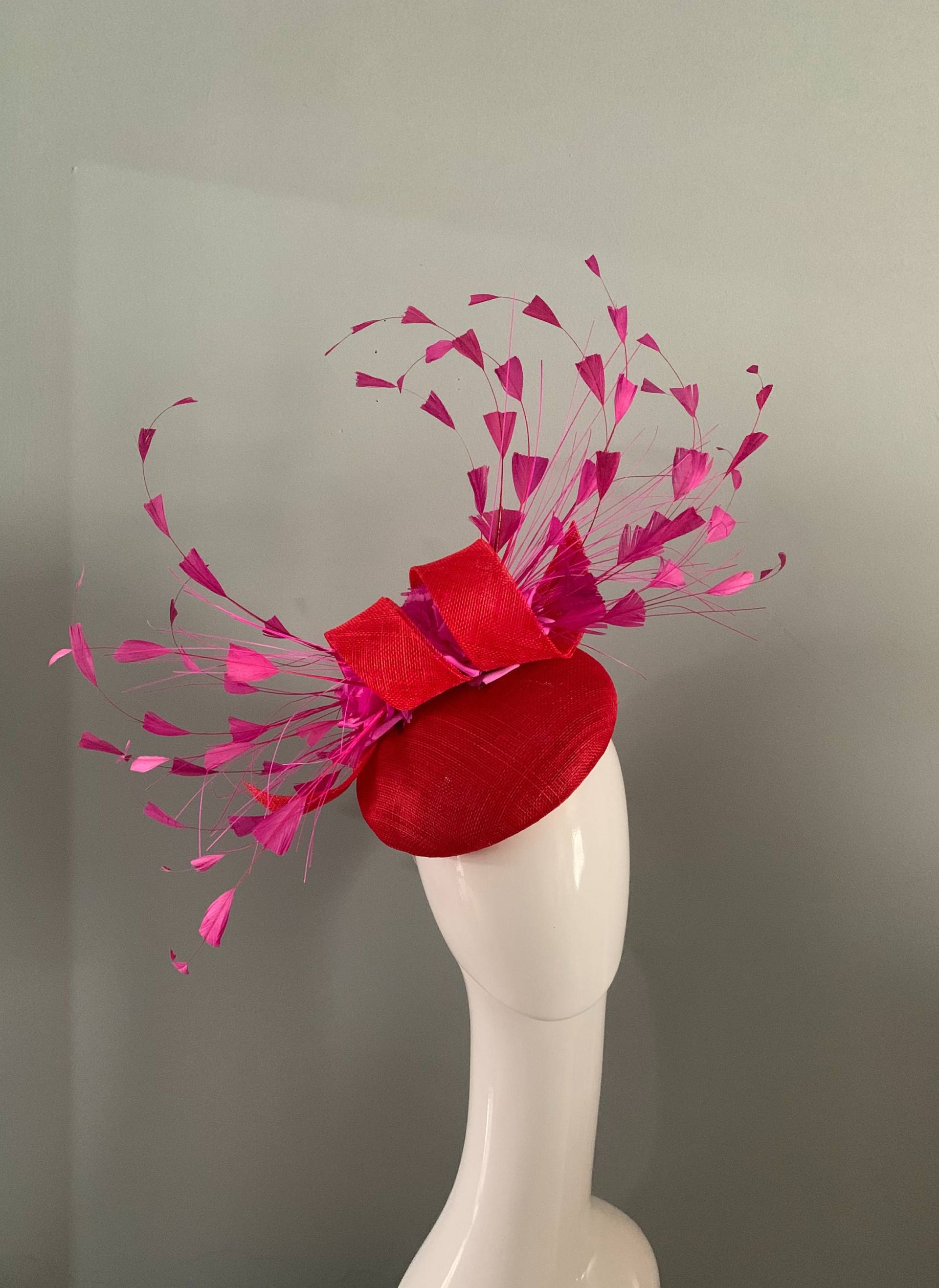 Roter Sinamay Barett Hut Fuchsia Blumen & Feder Details von LouizaMillinery