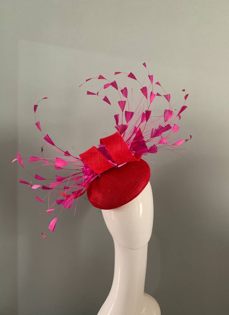 Roter Sinamay Barett Hut Fuchsia Blumen & Feder Details von LouizaMillinery