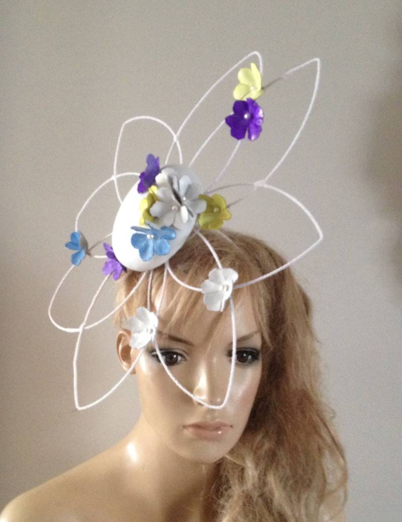 Weißer Leder Knopf Fascinator Hut Florale Gitter Skulptur von LouizaMillinery