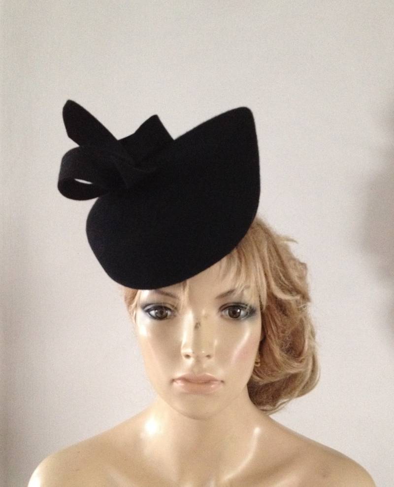 Schwarzer Wolle Filz Hockende Tropfenförmigen Pillboxhut Verziert Mit Einem Skulpturen Welle-Detail von LouizaMillinery