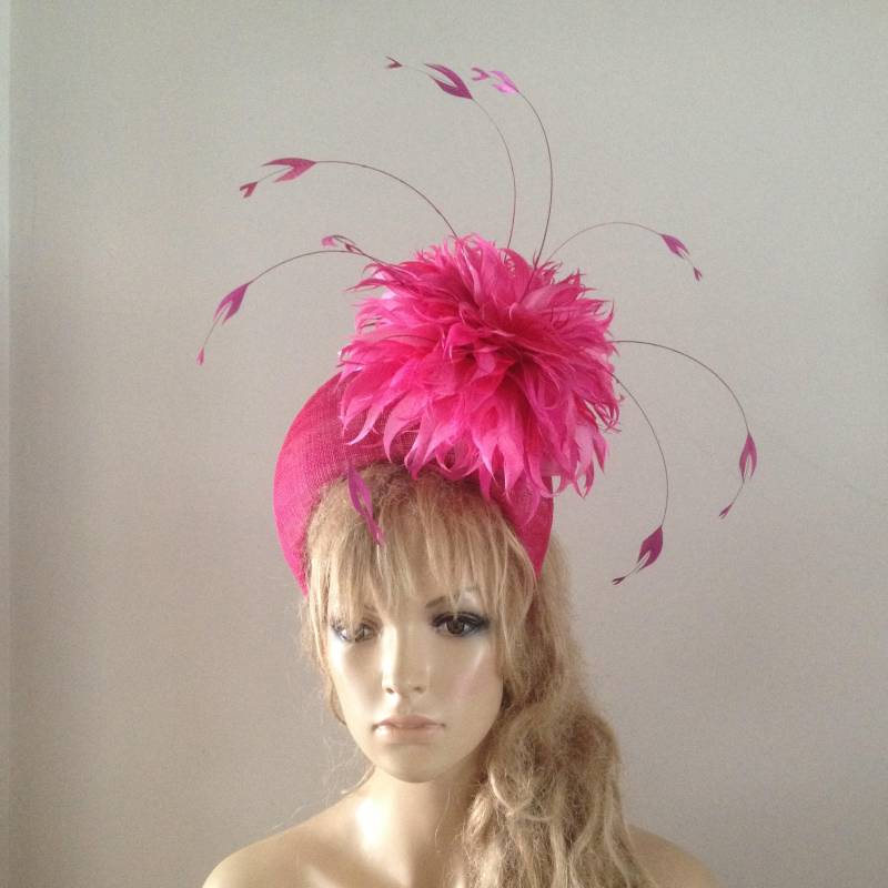 Fuchsie Sinamay Krone Federblumen Haarband von LouizaMillinery