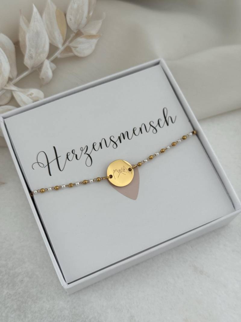 Perlenarmband Mit Personalisiertem Gravurplättchen | Edelstahl, Gold, Rose, Silber |Brautjungfern, Trauzeugin, Braut, Mama, Beste Freundin von LoulousWithLove