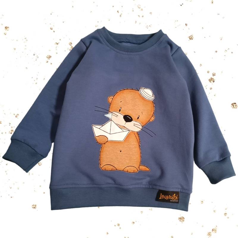 Bio Sweater | Otter Mit Spielzeugboot Versch. Farben Ab Gr. 68 von LoumibiHandmade