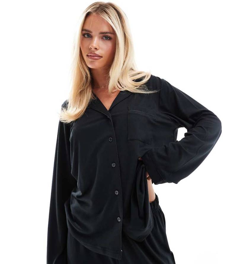 Loungeable Petite - Superweicher Jersey-Pyjama in Schwarz mit Paspelierung aus Oberteil mit Reverskragen und weit geschnittener Hose Loungeable Petite - Superweicher Jersey-Pyjama in Schwarz mit Paspelierung aus Oberteil mit Reverskragen und weit geschnittener Hose von Loungeable Petite