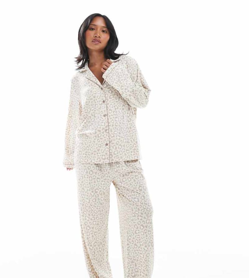 Loungeable Petite - Superweicher Jersey-Pyjama in neutraler Farbe mit Leopardenmuster und Paspelierung aus Oberteil mit Reverskragen und weit geschnittener Hose von Loungeable Petite