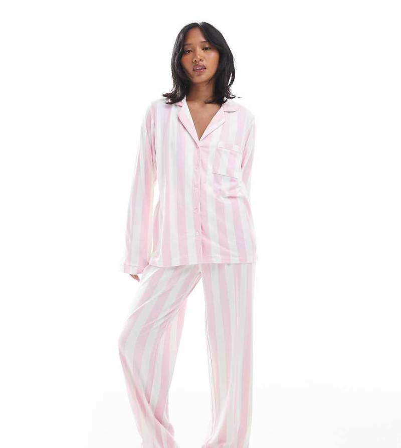 Loungeable Petite - Superweicher Jersey-Pyjama in rosa gestreift mit Paspelierung aus Oberteil mit Reverskragen und weit geschnittener Hose-Bunt von Loungeable Petite