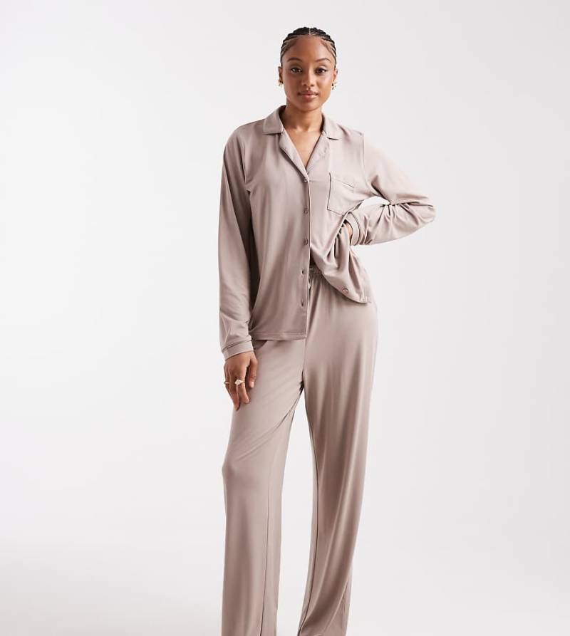 Loungeable Tall - Superweicher Jersey-Pyjama in Nerzbraun mit Paspelierung, aus Oberteil mit Reverskragen und weit geschnittener Hose-Neutral von Loungeable Tall