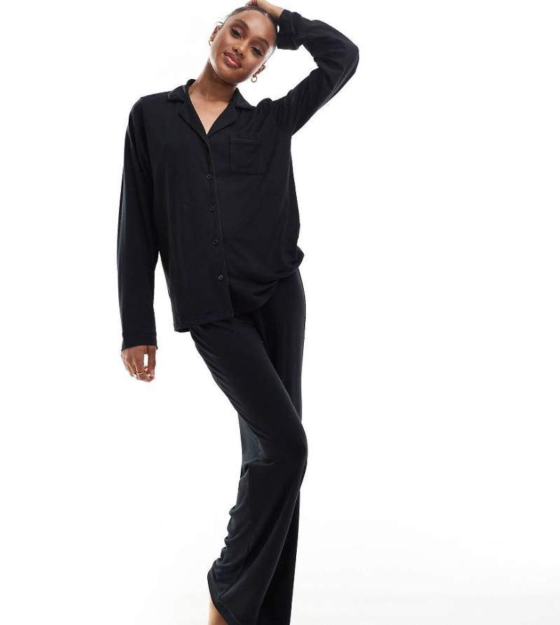 Loungeable Tall - Superweicher Jersey-Pyjama in Schwarz mit Paspelierung aus Oberteil mit Reverskragen und weit geschnittener Hose von Loungeable Tall