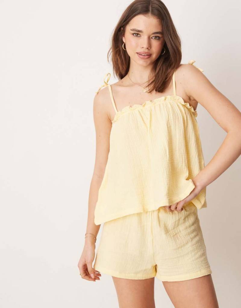 Loungeable - Baumwoll-Pyjama in Zitronengelb mit Knitterstruktur, aus Camisole mit gebundenen Trägern und Shorts von Loungeable