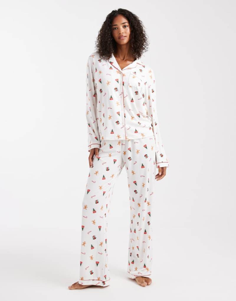 Loungeable - Christmas - Superweicher Jersey-Pyjama in Cremeweiß mit Oberteil mit Reverskragen und Hose mit weitem Bein und Lebkuchen-Print von Loungeable