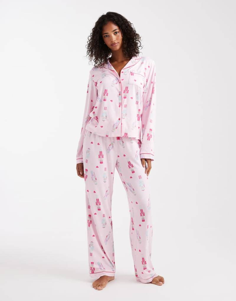 Loungeable - Christmas - Superweicher Jersey-Pyjama in Rosa mit Oberteil mit Reverskragen und Hose mit weitem Bein und Nussknacker-Print von Loungeable