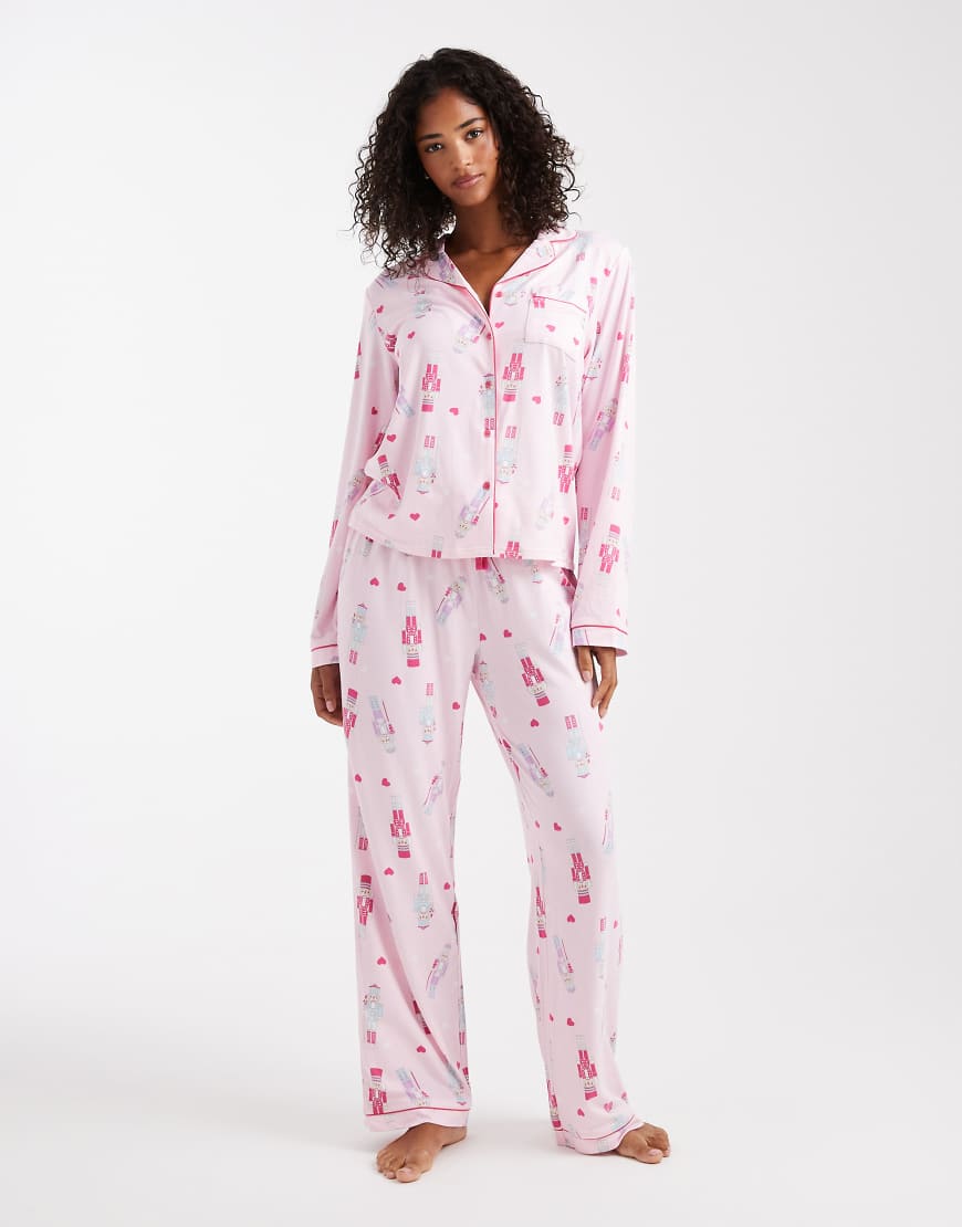Loungeable - Christmas - Superweicher Jersey-Pyjama in Rosa mit Oberteil mit Reverskragen und Hose mit weitem Bein und Nussknacker-Print von Loungeable