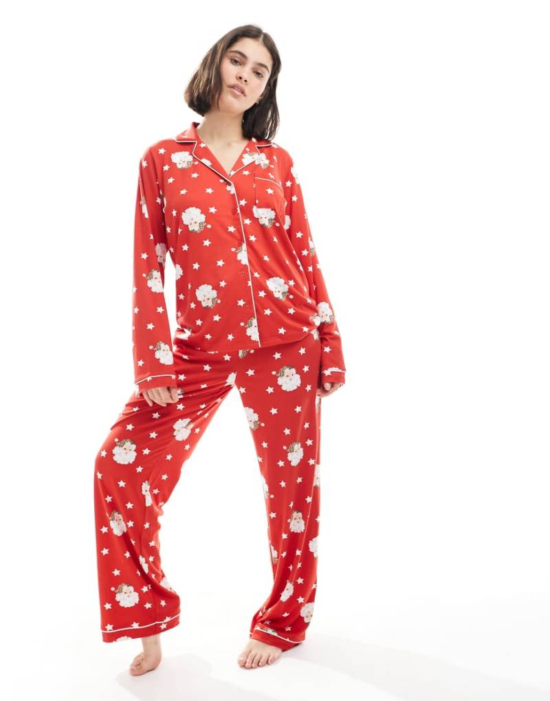 Loungeable - Christmas - Superweicher Jersey-Pyjama in Rot mit Oberteil mit Reverskragen und Hose mit weitem Bein und Weihnachtsmann-Print von Loungeable