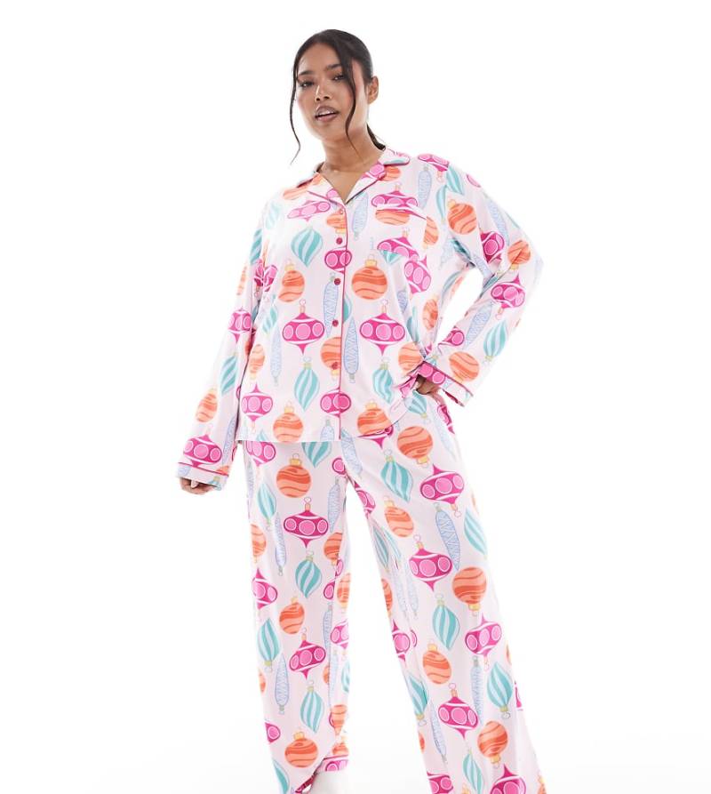 Loungeable Curve - Christmas - Superweicher Jersey-Pyjama mit Oberteil mit Reverskragen und Hose mit weitem Bein und Christbaumkugel-Print-Bunt von Loungeable