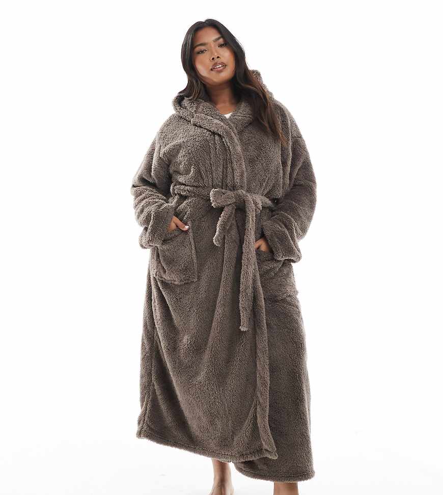 Loungeable Curve - Maxi-Bademantel aus kuscheligem Teddyfleece in Mokkabraun mit Kapuze Loungeable Curve - Maxi-Bademantel aus kuscheligem Teddyfleece in Mokkabraun mit Kapuze von Loungeable