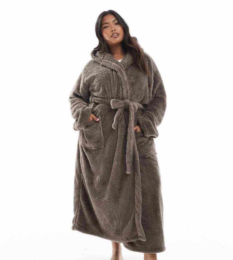 Loungeable Curve - Maxi-Bademantel aus kuscheligem Teddyfleece in Mokkabraun mit Kapuze Loungeable Curve - Maxi-Bademantel aus kuscheligem Teddyfleece in Mokkabraun mit Kapuze von Loungeable