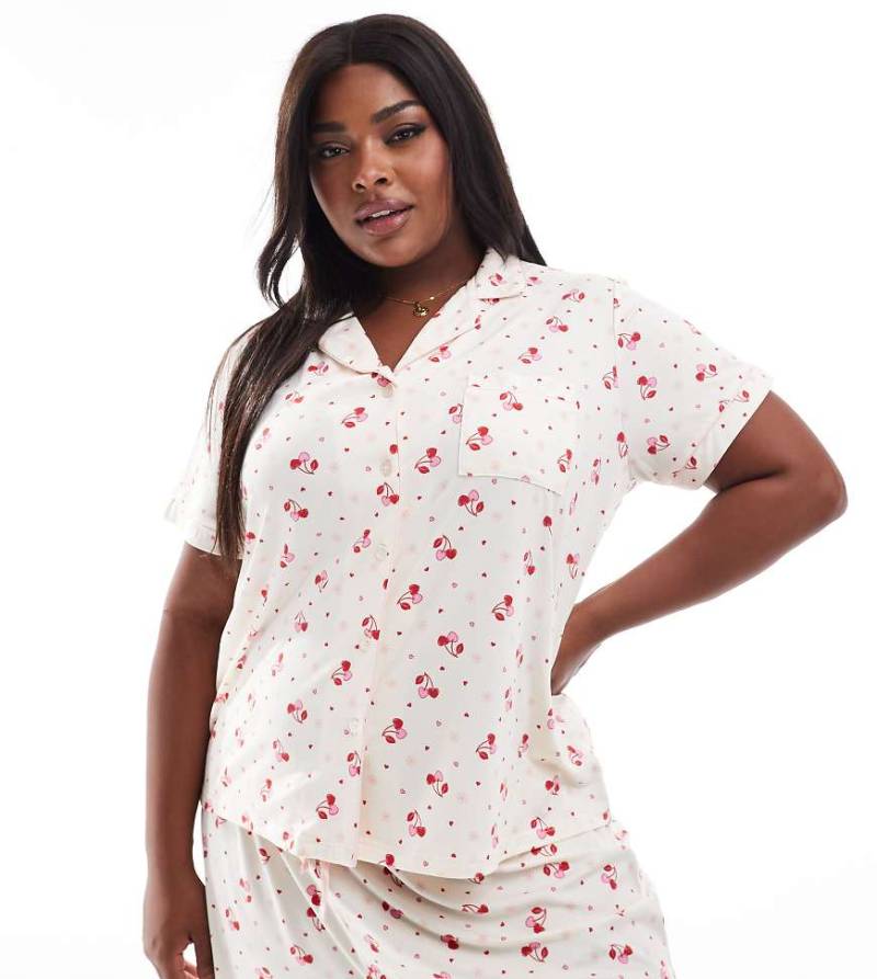 Loungeable Curve - Superweicher Jersey-Pyjama mit Oberteil mit Reverskragen und Shorts mit Paspelierung und Herz- und Kirschen-Print-Bunt von Loungeable