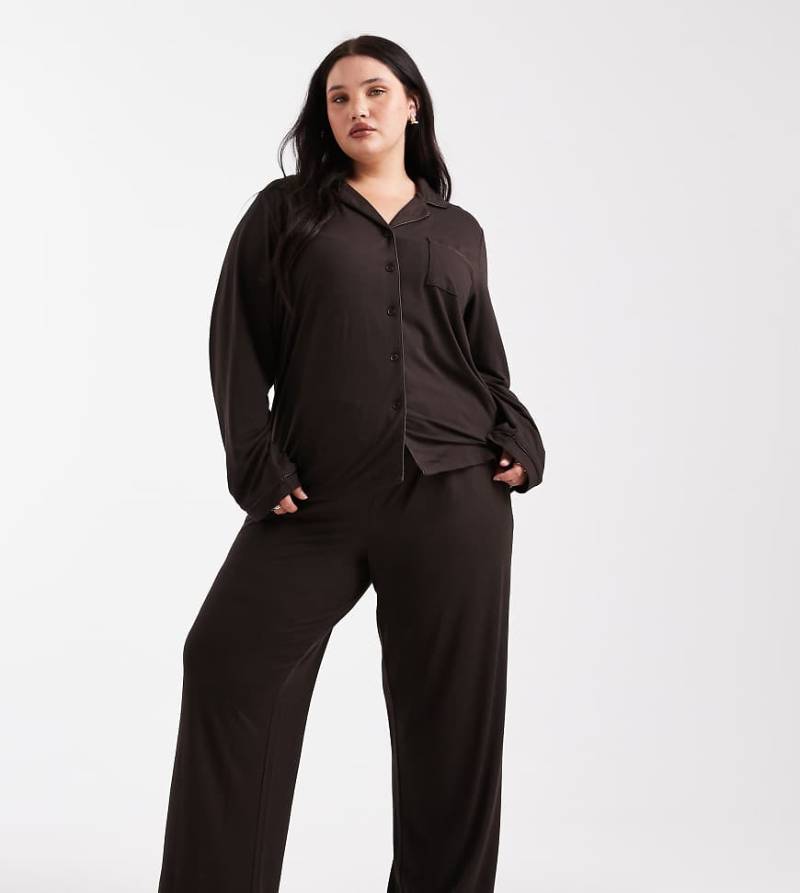 Loungeable Curve - Superweiches Jersey-Pyjama-Set in Schokobraun mit Paspelierung, bestehend aus Oberteil mit Reverskragen und mit weitem Bein-Brown Loungeable Curve - Superweiches Jersey-Pyjama-Set in Schokobraun mit Paspelierung, bestehend aus Oberteil mit Reverskragen und mit weitem Bein-Brown von Loungeable